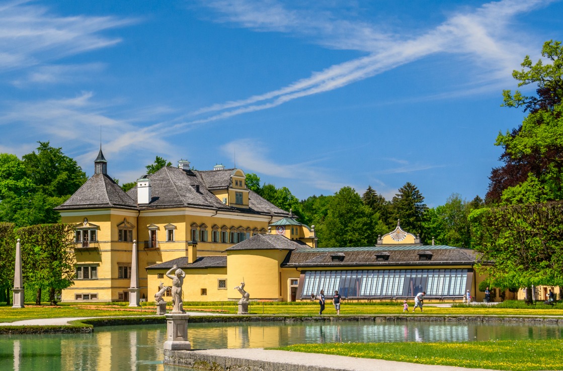 Bild des Schloss Hellbrunn und Garten mit seinen Wasserspielen